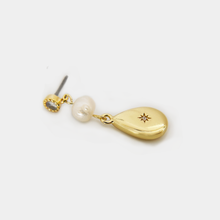 Load image into Gallery viewer, Pearl Tear drop Earring