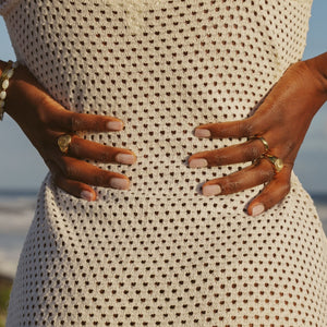 model waarin a beach dress with golden rings