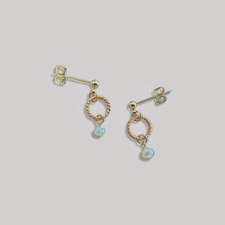 Pearl dangle earring
